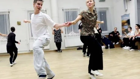 GER JÄRNET. Linus Isaksson och Beatrice Åhman satsar för fullt, trots att det "bara" är träning som gäller i föreningslokalen.