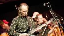 Legender. Kenny Håkansson och Mats Glenngård, på gitarr och violin, är två av medlemmarna i Kebnekajse som ännu förmår leverera sin tunga folkrockmusik, inte utan självironi.