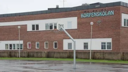 EN LÄRARE. Klassen 7:3 på Sandenskolan börjar i augusti på Korpenskolan. Enligt föräldrarna får de i flytten bara med sig en av åtta lärare.