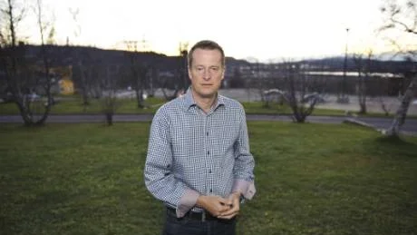 AVSATT PENGAR. Anders Ygeman, socialdemokraternas trafikpolitiske talesperson förklarar att man i deras budgetmotion redan har avsatt tio miljarder för Norrbottniabanan.