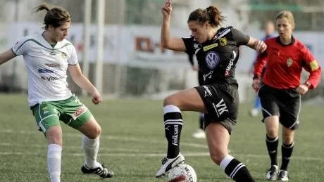 ANSLUTER. Umeå IK-forwarden Hanna Pettersson (svart) är klar för Piteå IF, som även gjort klart med klubbkamraten  Anna Westerlund.