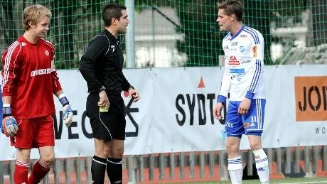 FRUSTRATION. Johan Isaksson fick gult kort efter att domaren Ozan Camlibel ansett att han tagit        bollen med handen i situationen innan Filip Westman gjorde det som kunde ha blivit 2-0. Målet blev bortdömt och IFK Luleå var upprörda efter matchen. Enköping gjorde 1-1 och IFK tappade poäng mot tabelljumbon.