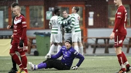 BESVIKELSE. Målvakten Richard Nordlund och mittbacken William Olausson, till höger, har fått vara med om en mardrömslik inledning av division II. Mot  Morön kom tredje förlusten på lika många omgångar.