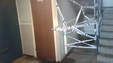 På flera ställen i trapphuset anlades bränder, som upptäcktes tidigt på annandag påsk.