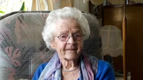 NÖJD MED LIVET. Eva Holm, född 1912, har levt ett långt liv. Alla barn, barnbarn och barnbarnsbarn är friska, vilket glädjer henne.