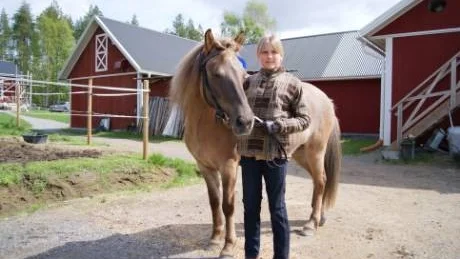 Hästbiten. Olga Ygge tycker tycker hästar är det roligaste som finns och den gångna helgen vann hon  i sin första tävling med hästen Hera.  Foto: Kent Risberg Vikström