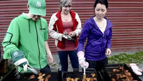 GRILLNING. Gustav Hansson, 14, Ida Zerpe Engström, 20 och Jenny Hansson, 17, vänder på fläskfiléerna.