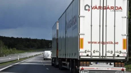 MP NEDVÄRDERAR VÄGTRANSPORTER. Kilometerskatt på tung trafik skulle hårt mot glesbygdens näringsliv.Foto: Hasse Holmberg/SCANPIX