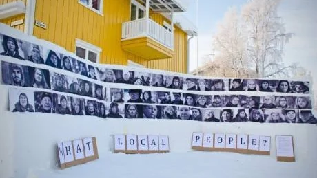 TYST PROTEST. Några av Jokkmokksborna protesterade mot en eventuell gruvetablering genom att påvisa att det finns lokalbefolkning som är starkt emot en gruva. Foto: David Kristiansen