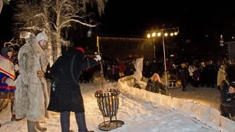 FÖR KALLT. För en gångs skull var marknaden för kall, hälften av fjolårets besökare uteblev i år. Bilden är från invigningen.