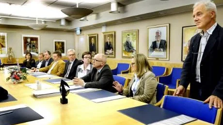 GRÄNSLÖS AKUTSJUKVÅRD. Samarbete över nationsgränserna. Det formella avtalet tecknades på torsdagen bland annat av landstingets Gunnar Persson längst till höger.