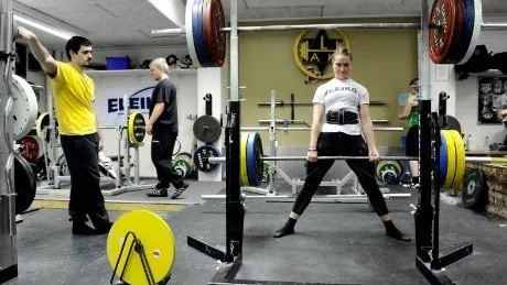 BLYG. Trots att hon toppar årsbästalistan vill inte Emma Björklund prata om guld. "Jag är jättenöjd om jag tar medalj", säger Luleålyftaren.