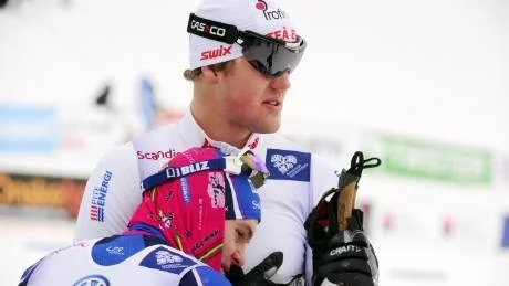 Ursäkt. Robin Bryntesson kramar om Jesper Modin och ber om ursäkt efter den olyckliga fällningen i finalen av sprinten.Foto: Linda Wikström