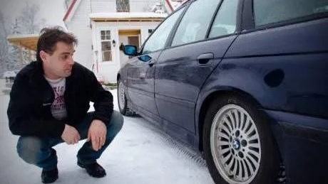 LOSSNADE. Någon eller några personer försökte stjäla Stefan Bloms bilfälgar. De fick inte loss hjulet och när hans fru körde med bilen lossnade det.