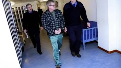INFÖR RÄTTA. Den 52-årige mannen förs in till gårdagens rättegång där vice chefsåklagare Thomas Ennefors yrkade på minst nio års fängelse för två knivdåd.
