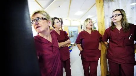 OROLIGA. Soile Stenman, Lena Lundvik Kroon, Jenny Lindvall och Helena Dellenbäck jobbar på korttidsboendet Fyren förklarar att flytten kommer innebära stora problem om personalstyrkan inte ökas.