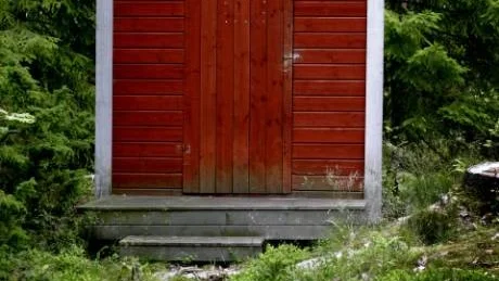 FÖRARGELSEHUS. Ett dass har ställt till bråk mellan grannar på ön Hanhinkari i Haparanda skärgård. (Det lilla huset på bilden är ett annat dass.)