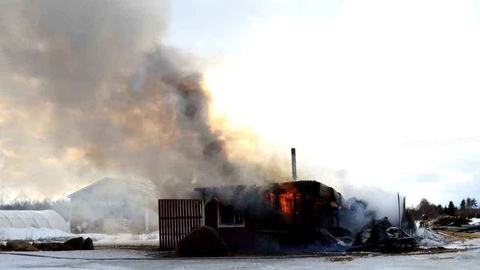 KONTROLL PÅ BRANDEN. Enligt Räddningstjänsten fanns det ingen risk för spridning till närliggande byggnader sedan man snabbt varit på plats.
