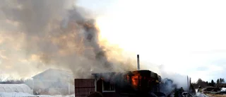 Gårdsbyggnad totalförstörd i brand