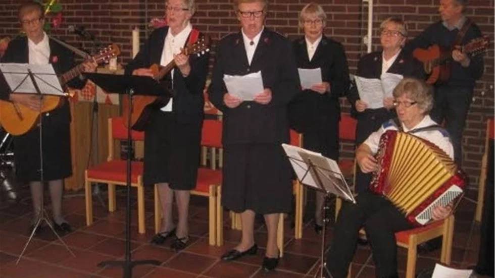 ALLSÅNG. Frälsningsarméns sångare och musikanter från Luleå hör till stamgästerna i allsångskonserten.