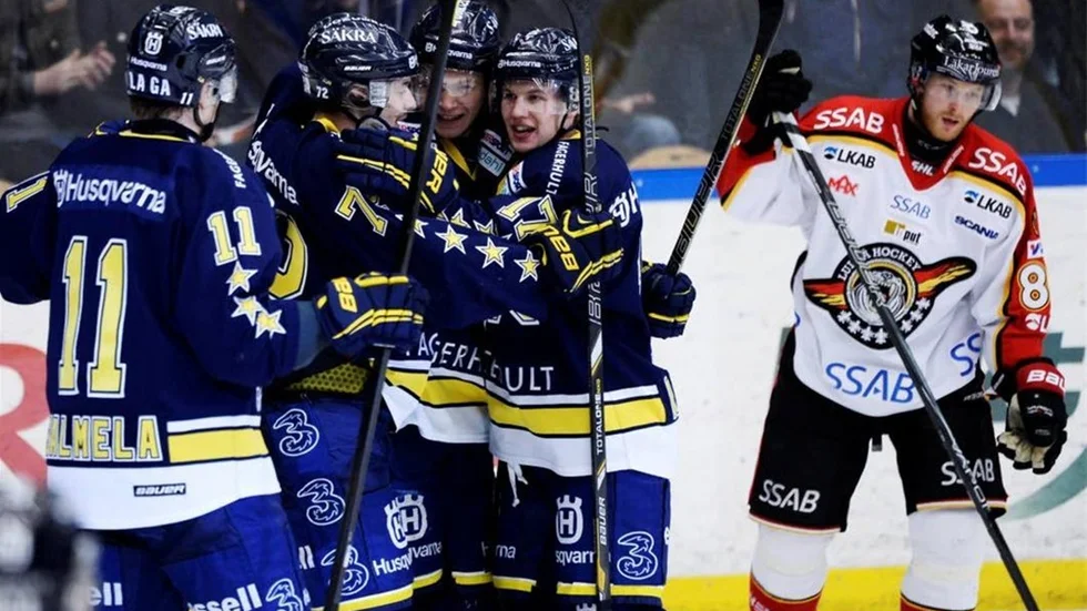 SVART SVIT. Linus Klasen och hans Luleå Hockey har nu förlorat fem av de sex senaste matcherna.