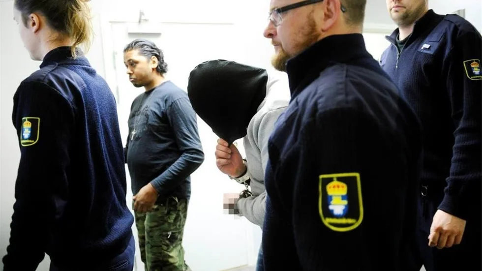 INFÖR RÄTTA. Den fullvärdiga Hells Angelsmedlemmen förs in i rättssalen av häktespersonalen.