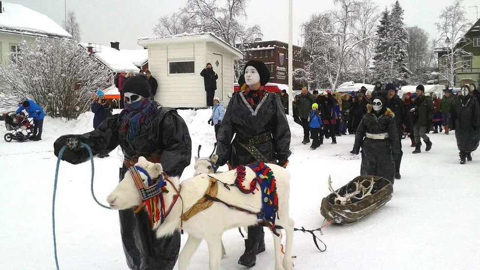 Sorgetåget gick genom Jokkmokk med svartklädda, vitsminkade deltagare som drog en släde med renskelett.