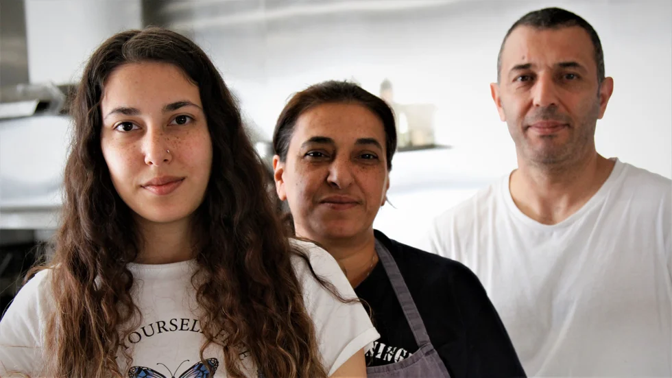 Efter knappt ett år säljer familjen kolgrillen i Morgongåva. Flera personer ska redan ha visat intresse om att köpa grillen. Dilara Kuskaya, till vänster, brukar hjälpa mamma och pappa Fatma och Deniz i restaurangen.