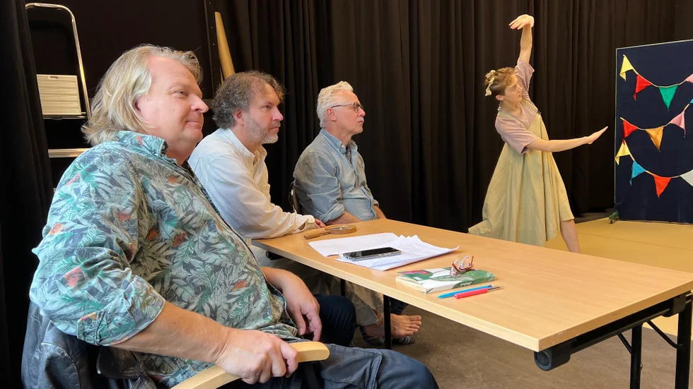 Regissören Niclas Angerborn, manusförfattaren Lars Olofsson, musikern Göran Friman och koreografen Matilda Larsson förbereder sig inför premiären av "Flickan med de röda dansskorna".
