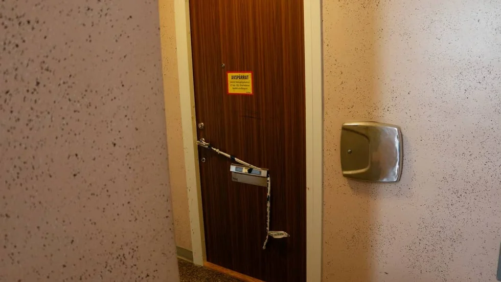 Brottsplats. Lägenheten där knivskärningen inträffade är avspärrad, då den är att betrakta som en brottsplats.