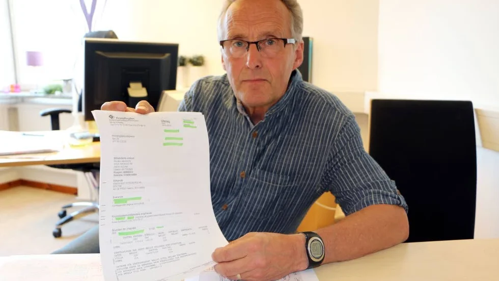 Dramatisk höjning. Räntan på två kronor blev 862 
kronor hos Kronofogden. Staffan Lundström pekar på det problem en av hans klienter drabbats av sedan ett inkassobolag struntat i att skicka restkrav.
