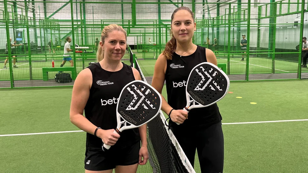 Hanna Widman och Amanda Berglund har som ett av fyra par tagit sig till Sverigefinal i en stor padeltävling.