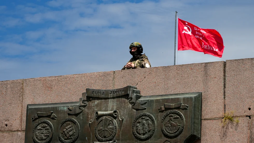 Rysk soldat vaktar område i staden Cherson, som föll under rysk kontroll i våras. Arkivbild.