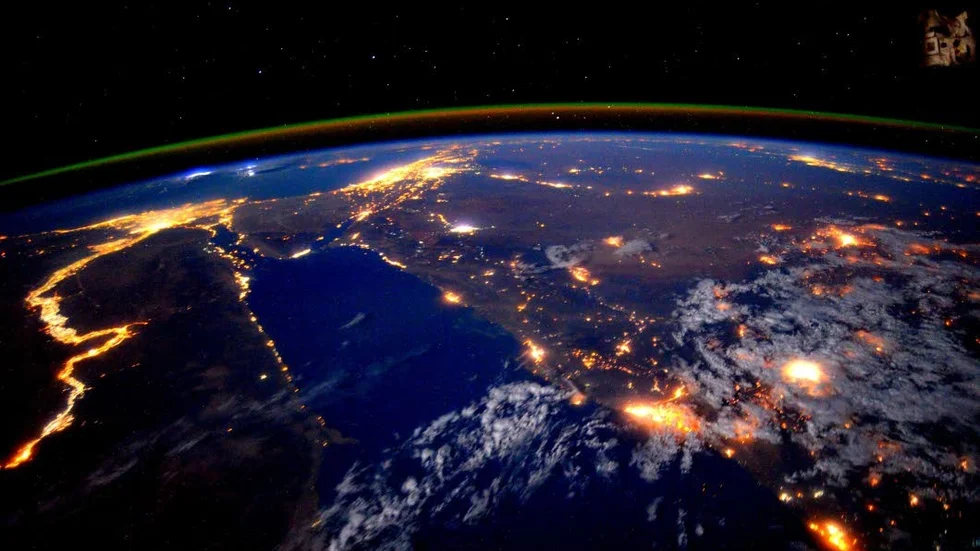 Planeten jorden. På lördag släcker miljontals människor världen över ljuset mellan 20.30 och 21.30 för att visa sitt engagemang i klimatfrågor.