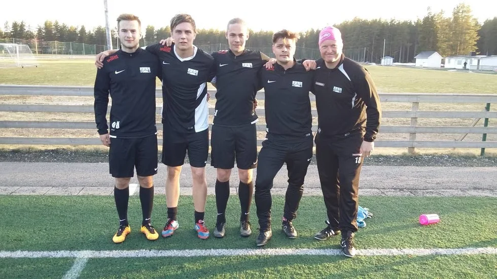 STRECK. Lillpite hoppas hamna på rätt sida om strecket den här säsongen också. Tränarna Peter Nordsten och Per Bergström (längst till höger) hoppas bland annat på lagets yngre spelare, från vänster: Olle Öhlund, Fredrik Marklund och Erik Hansson.