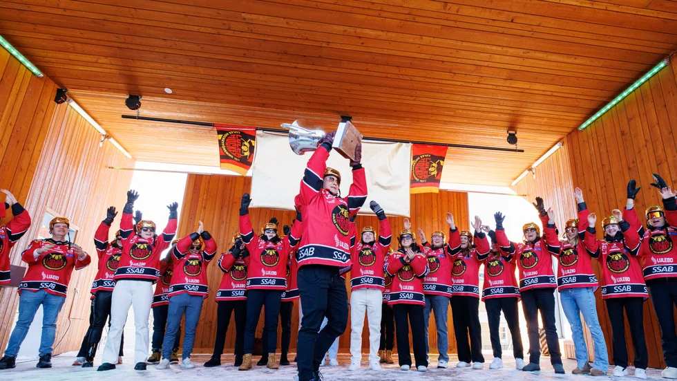 Luleås spelare jublar på scen under Luleå Hockeys guldfirande i stadsparkenden 25 mars 2023 i Luleå.