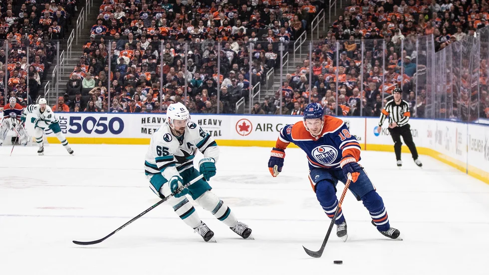 San Joses Erik Karlsson (65) gjorde två mål och slog rekord i nattens förlustmatch mot Edmonton.