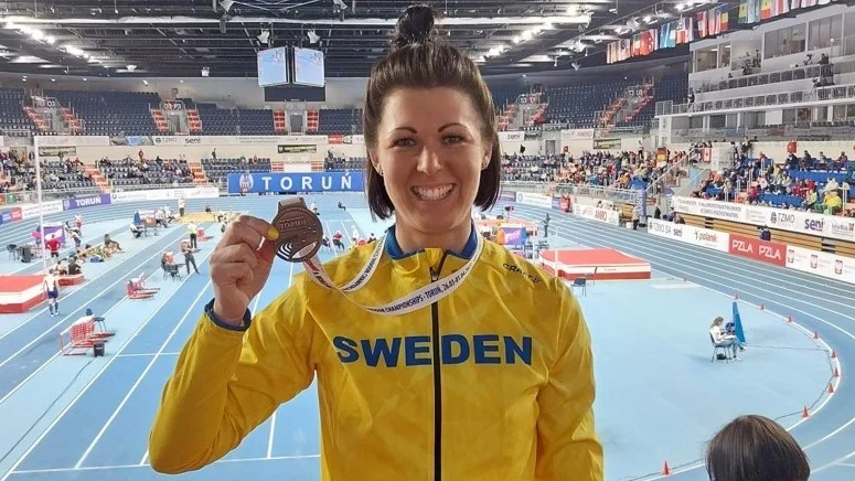 Martina Efraimsson tog brons i veteran-VM i friidrott på söndagen. Hon kom trea i kula i sin klass i polska Torun. Här nöjd med medaljen i arenan.