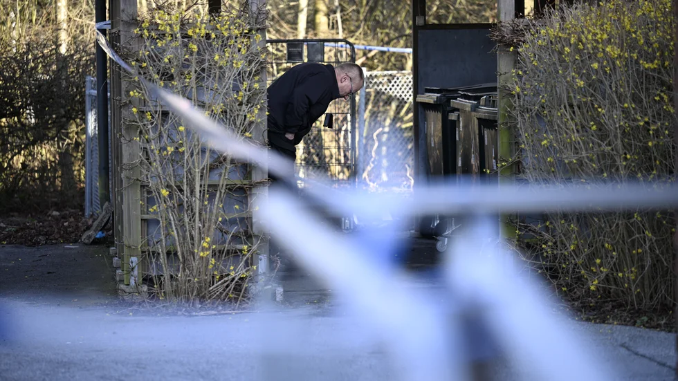 Polis på en parkering i Lund efter att en kvinna stuckits eller skurits på torsdagen.