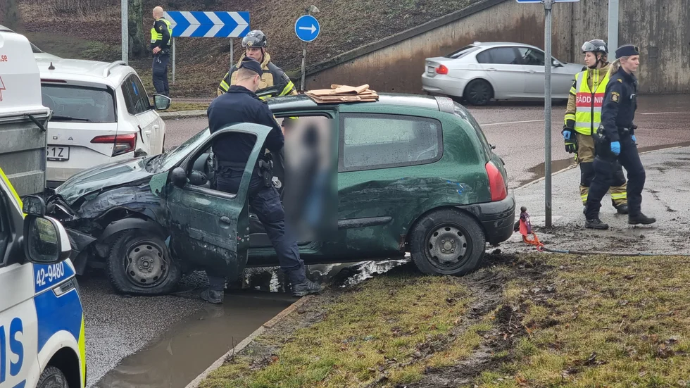 Efter ett kortare efterföljande kolliderade den jagade bilen med en annan bil i Sandbyhovsrondellen.