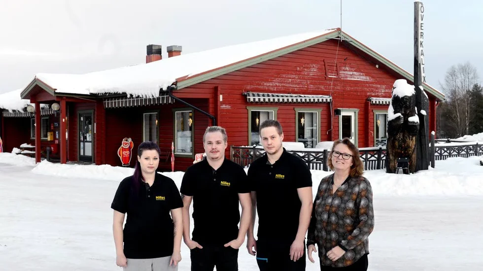 NYA ÄGARE. Från och med nyårsdagen tar syskonen Frida Cramling, Freddy Cramling och Sebastian Cramling över den anrika vägkrogen ”Nilles” vid E10 i västra Svartbyn. Tidigare ägare Ann-Sofie Landin och hennes familj (längst t.h.).