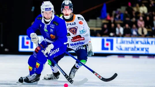 Alexander Härndahl (t v) i Villas blåa dräkt i en match mot Bollnäs. Nu uppges Villaanfallaren vara klar för Sirius.