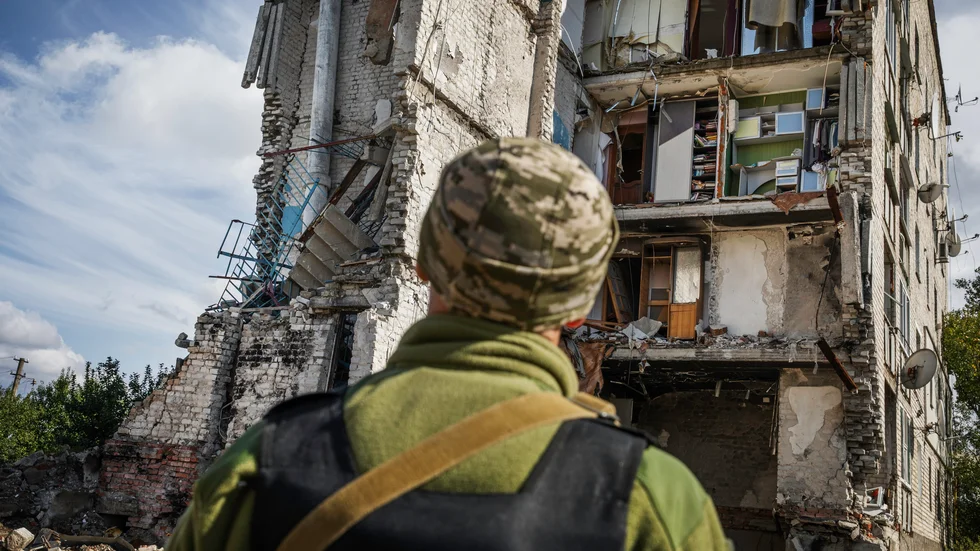 Izium, Ukraina. Minst 44 människor uppgavs ha mist livet när ryskt stridsflyg träffade ett flerfamiljshus med en raket.