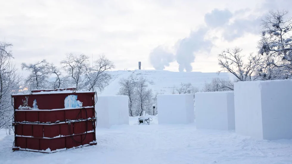 Snökonst. Snökuberna förbereds i Järnvägsparken. På onsdag nästa vecka drar tävlingen igång och flera internationella konstnärer ska visa upp vad de kan.
