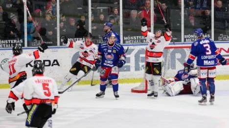 Spelarna i Asplöven jublar sedan laget tagit två poäng borta mot Oskarshamn. Det innebär att laget spelar i allsvenskan nästa säsong.
