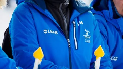 Räddare i nöden. Lena Kalla, Charlottes mamma, hälsade på en besviken stjärna på svenskhotellet efter loppet i tisdags.