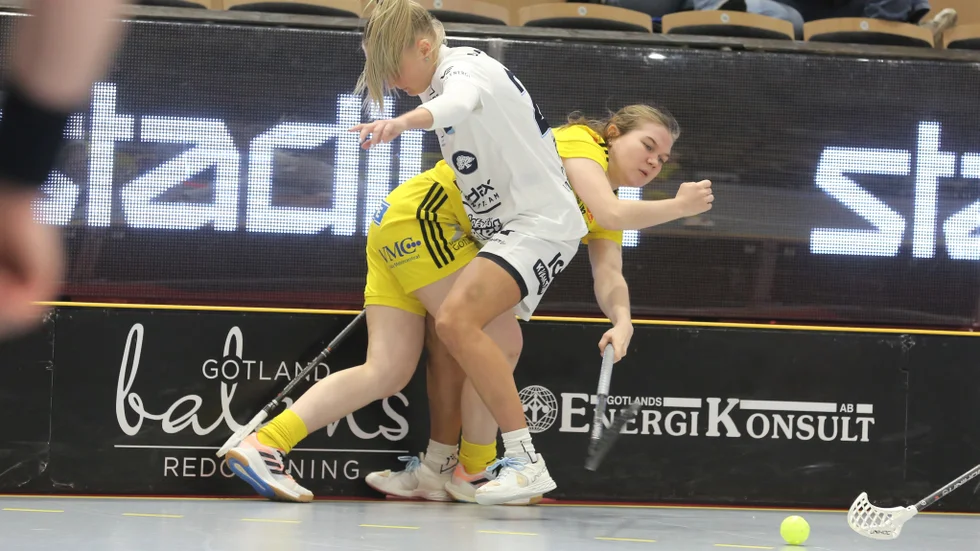 Endres Line Trandum Terjesen åker på en propp i matchen mot Warberg.