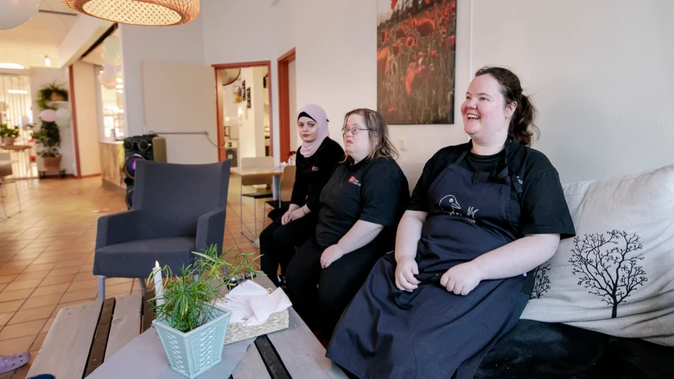 Café Korpen i Visby drivs numera av regionens dagliga verksamhet. Anna Larsson och Oliva Lindblad tillhör de som varit med sedan kaféet öppnade förra hösten. Till vänster i bild syns Boshra Ali.