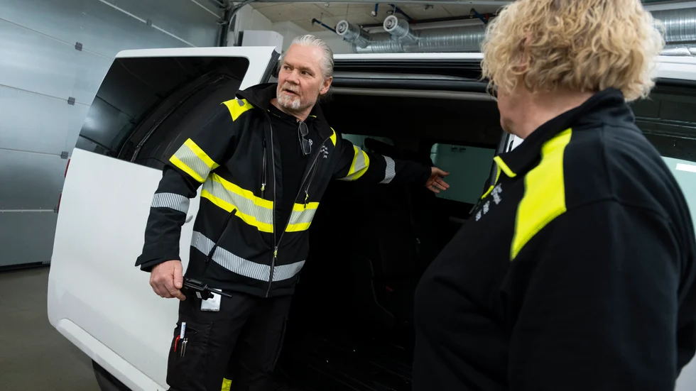 Det är en sen eftermiddag och sjuksköterskan och sektionsledaren Yngve Torberntsson har nyss börjat sin arbetsdag. Larmet går, psykiatriambulansen ska åka ut till en patient som är självmordsbenägen. Skötaren Irene, som inte vill ha med sitt efternamn, startar bilen med alla system.