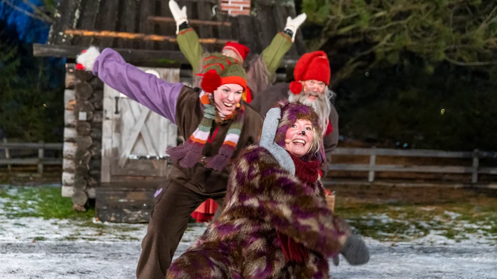 Glädje, kärlek och julvärme, det är vad ensamblen vill förmedla i årets julkalender och visst blir det en del av den varan.